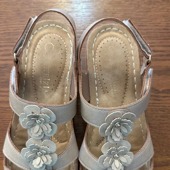 Cute and Comfortable Metallic Beige Sandals from Patrizia by Spring Step. Size 7 - Picture 2 of 7